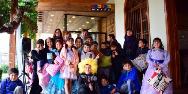 Bibliometro celebró el día del libro con alumnos de la escuela Brasilia de Limache