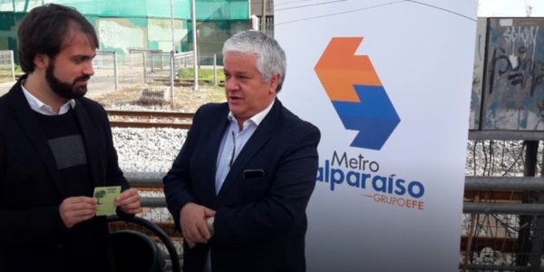 Metro Valparaíso instala basureros en Errázuriz para contribuir al cuidado y limpieza de la ciudad