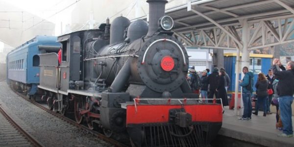 Centenaria locomotor a vapor encabezó celebración del día del Patrimonio en Estación Central