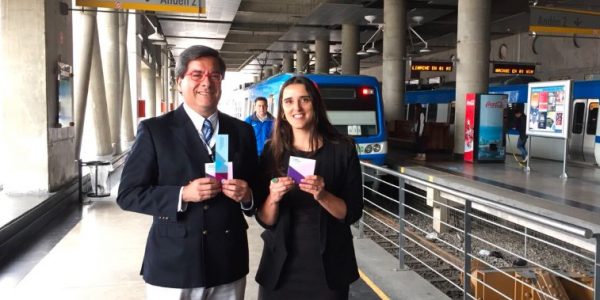 Valparaíso en 100 palabras llegó al Metro regalando libros a los pasajeros