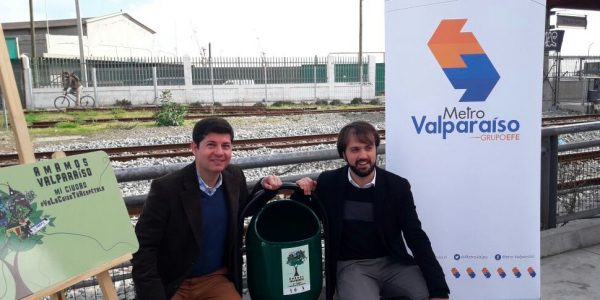 Metro Valparaíso instala basureros en Errázuriz para contribuir al cuidado y limpieza de la ciudad