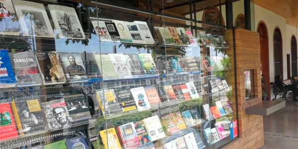 Reapertura de Bibliometro en las estaciones Limache y Puerto trae novedades literarias a los pasajeros y la comunidad