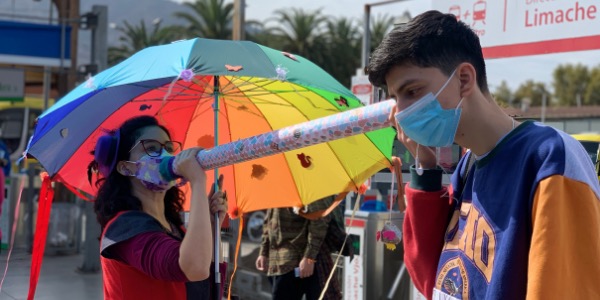 Día del Libro: la magia de los susurradores sorprendió a pasajeros con cuentos y poesías en Estación Limache