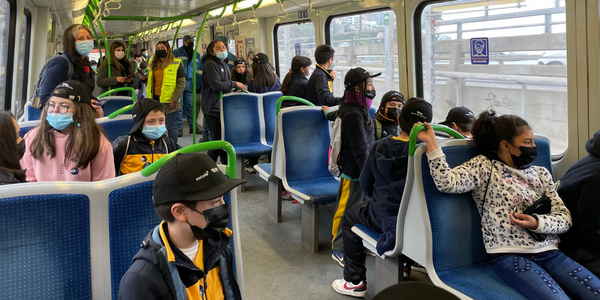 Un centenar de niños y niñas viajan en tren especial hacia la magia del cine