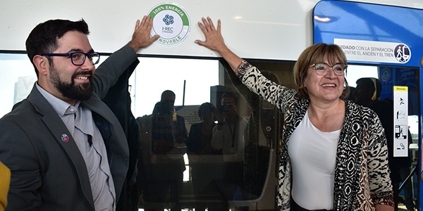 Junto a ministro (S) de Energía y subsecretario de Medio Ambiente, EFE Valparaíso recibe certificación internacional por uso de 100% de energías renovables