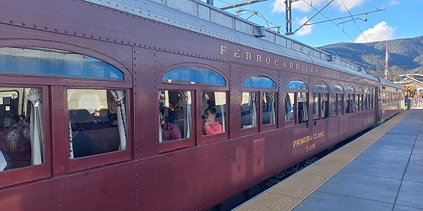 En el Tren del Recuerdo, vecinos y vecinas de La Calera recorren trazado del proyecto de extensión ferroviaria