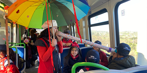 Un viaje de película: niños y niñas llegaron en tren a disfrutar de una sesión especial de cine del Festival Ojo de Pescado