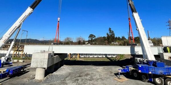 Con el “lanzamiento” de las primeras vigas sobre los pilotes en el lecho del río avanzan las obras del nuevo puente ferroviario Biobío
