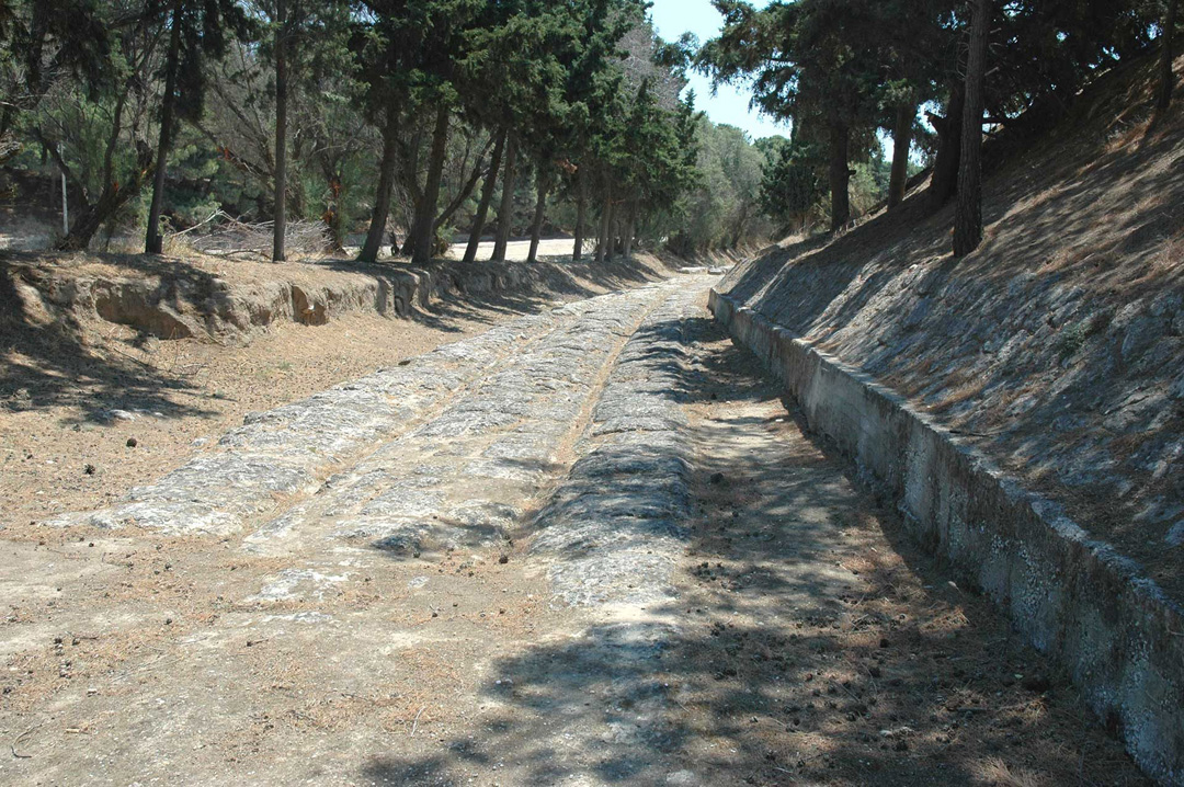 Izq. Camino de Diolkos en Grecia. (Archaeological Museum of Ancient Corinth, s.f.)