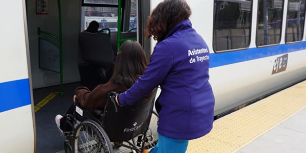 Un mejor viaje: nuevas Asistentes de Trayecto fomentan la buena convivencia a bordo del tren